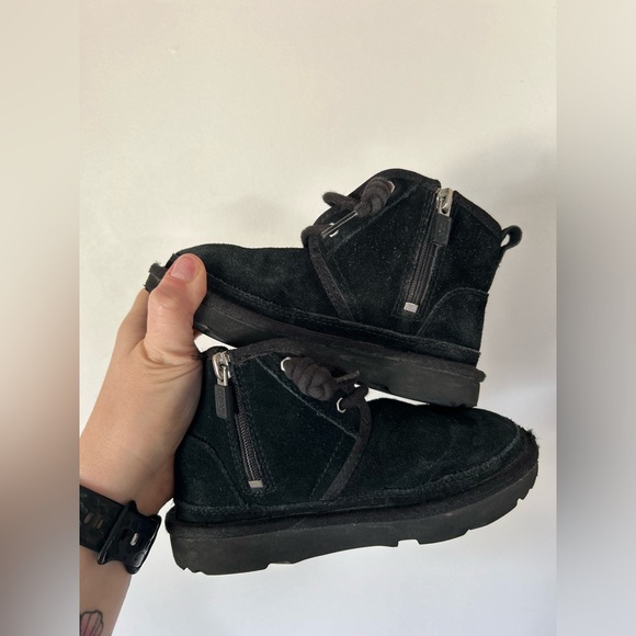 UGG Black Neumel II Boot Size 11 Kids - Picture 7 of 10
